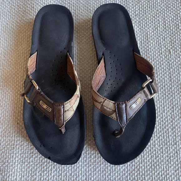 COACH Jada Flip Flip With Iconic COACH Logo Buckle Detail Size 8B - Picture 1 of 5